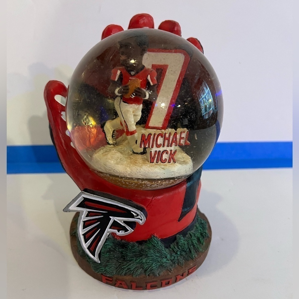 Michael Vick #7 Atlanta Falcons Forever Collectibles (#277 Of 5,004) Snow Globe